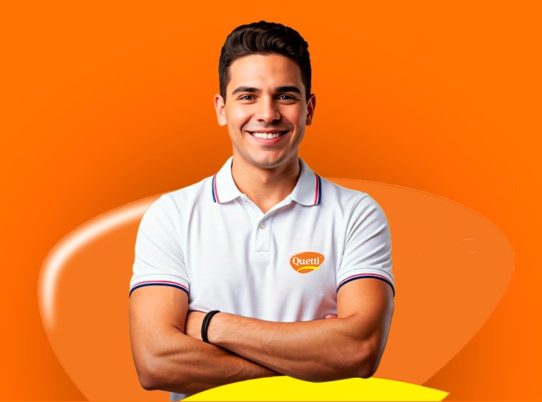 Revendedor Quetti de braços cruzados, sorrindo, com a camisa polo Quetti